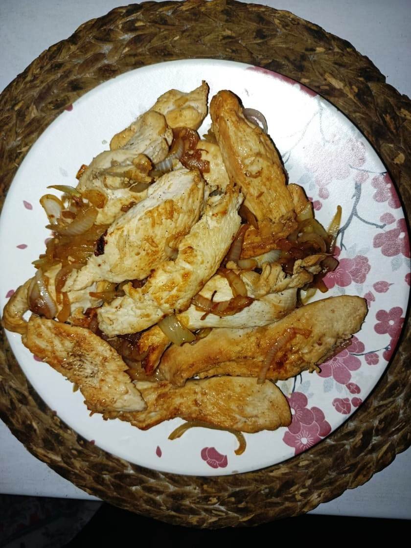طبق دجاج بالبصل الذهبي بنكهة غنية ومذاق لا يُقاوم